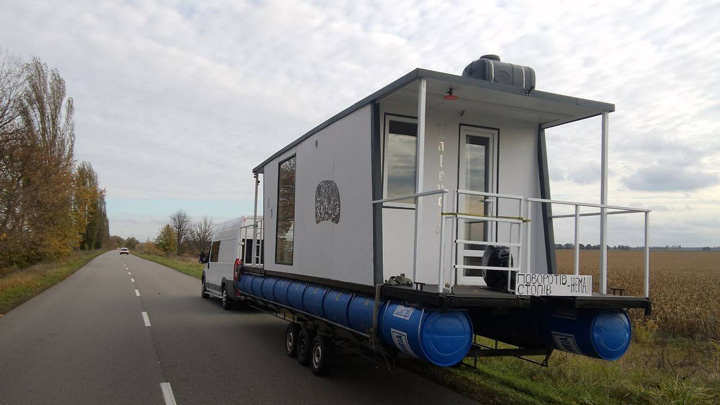 Плавучий будинок з підлогою з ДПК