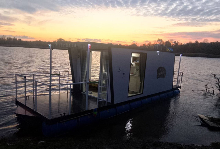 Заміський плавучий будинок