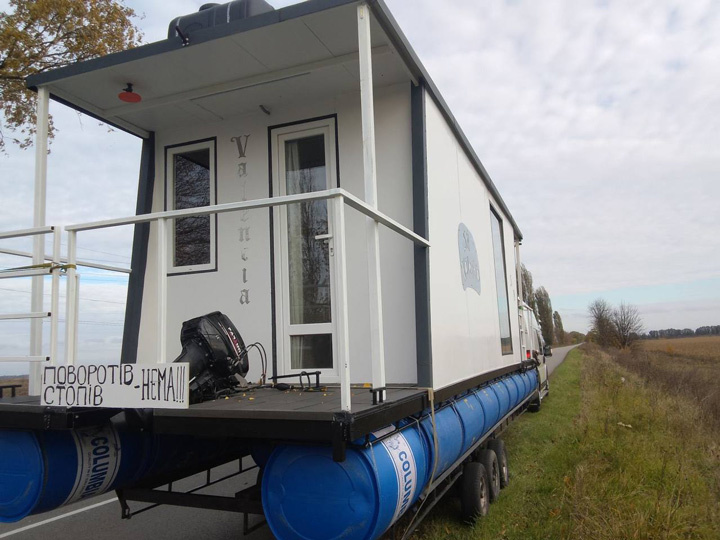 Хаусбот з підлогою з ДПК